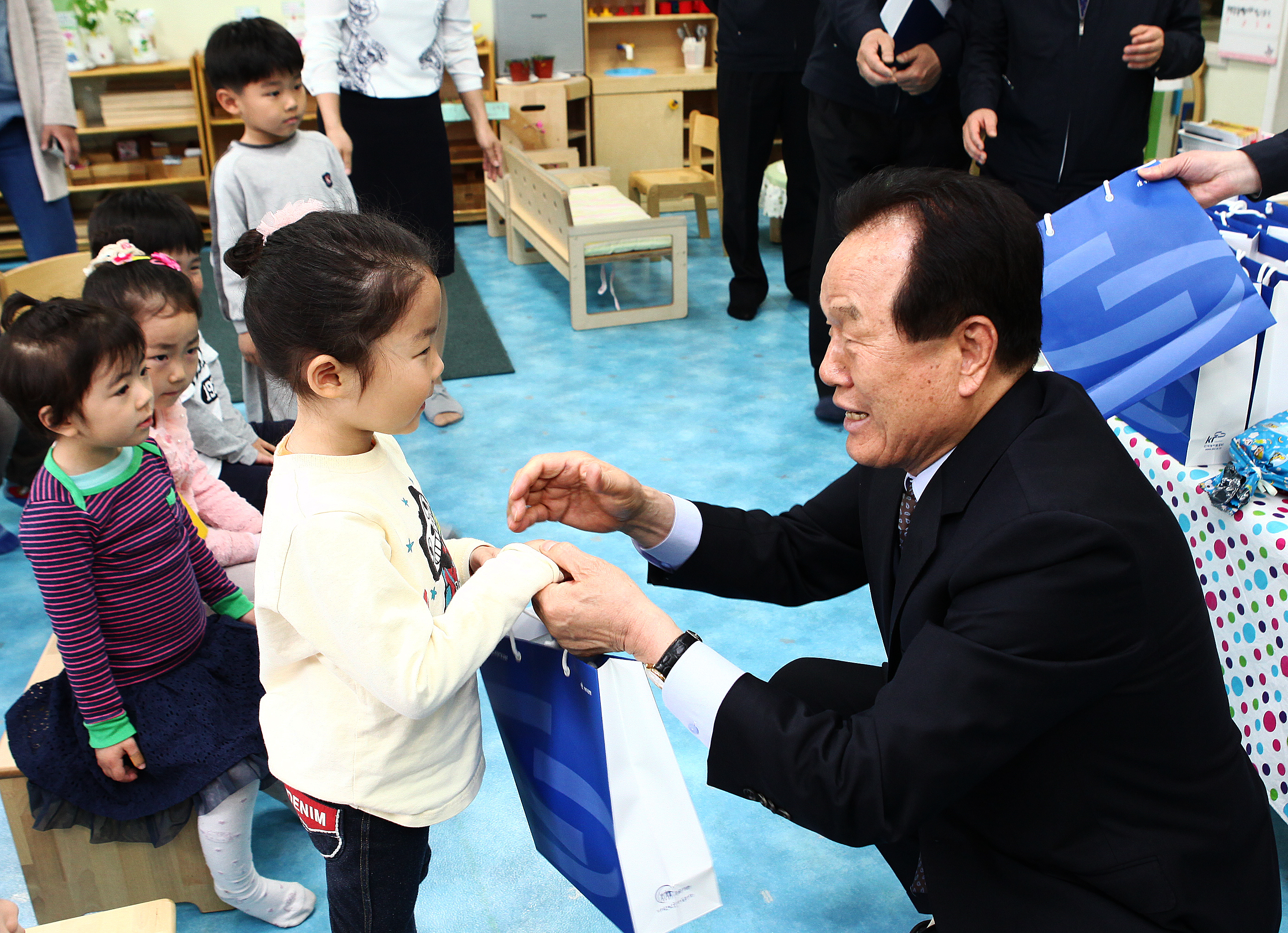 해파란어린집 어린이날 선물 증정